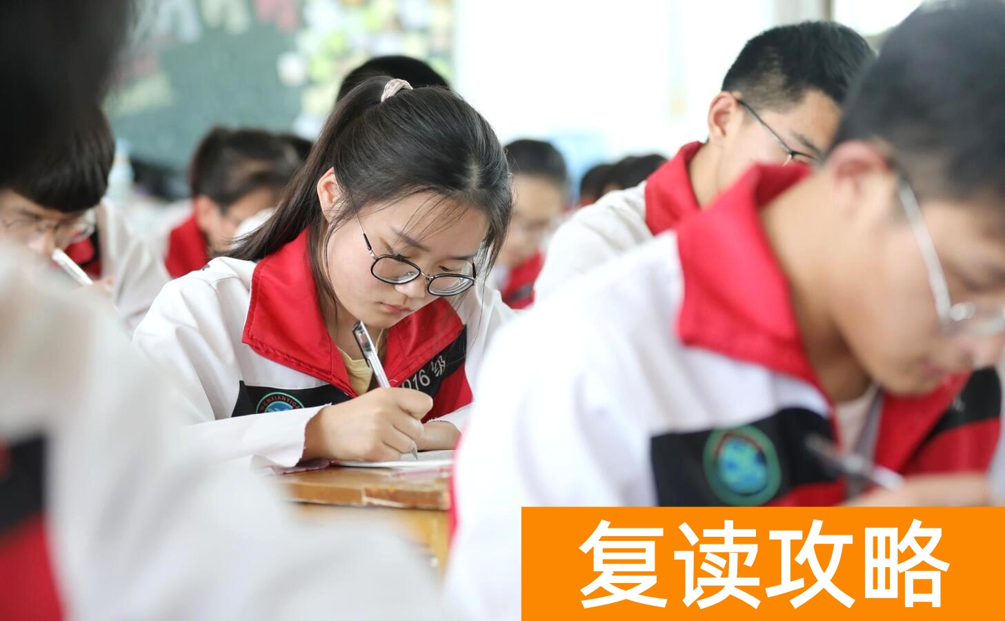 高三复读一年要多少学费（上民办大学还是复读？）