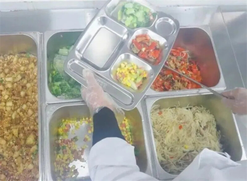长沙市中嘉高级中学食堂住宿条件